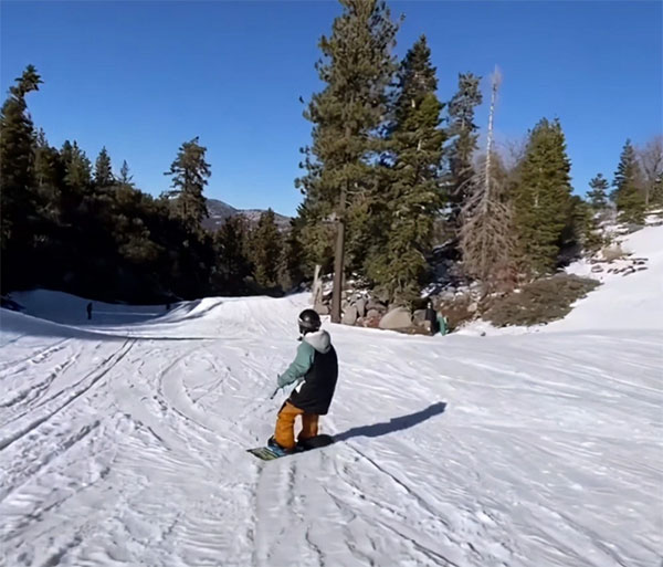 视频当中的王子文滑雪技术娴熟